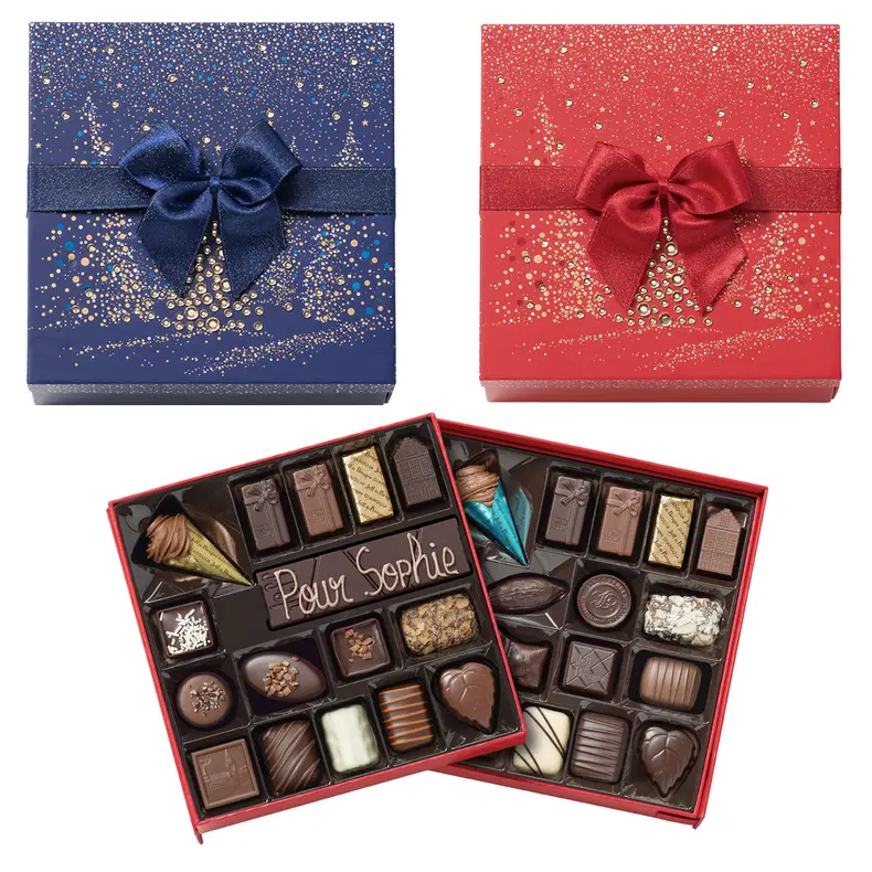 Boite de Noël carrée rouge ou bleue - 32 chocolats assortis et sa barre gourmande